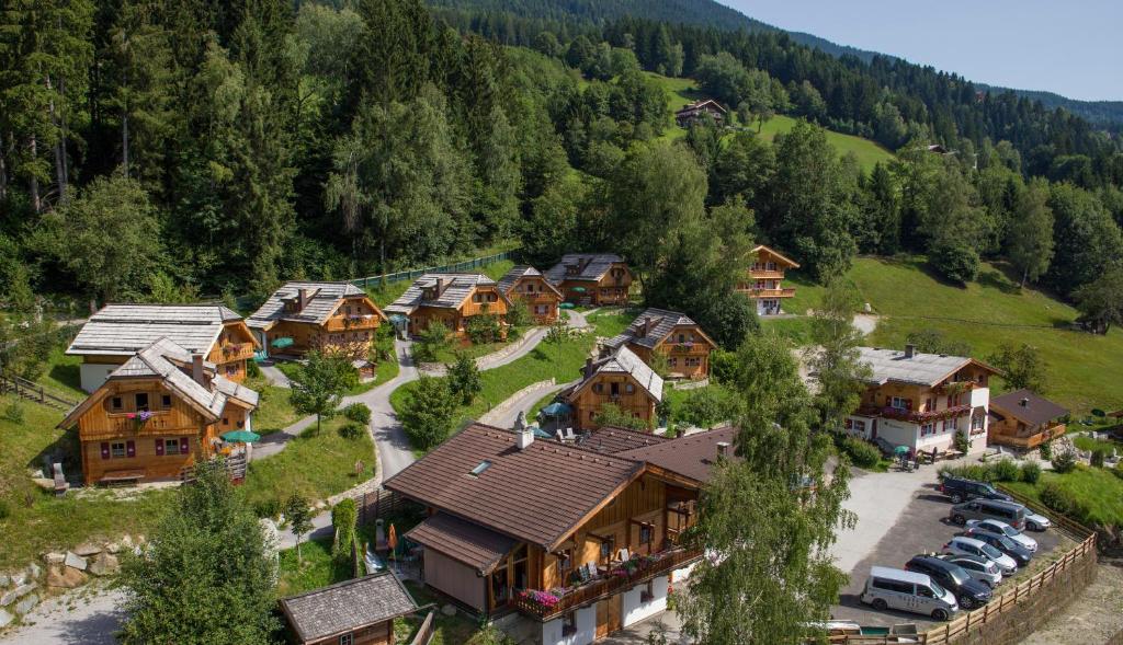 uma vista aérea de uma aldeia nas montanhas em Naturdorf Oberkühnreit em Neukirchen am Grossvenediger