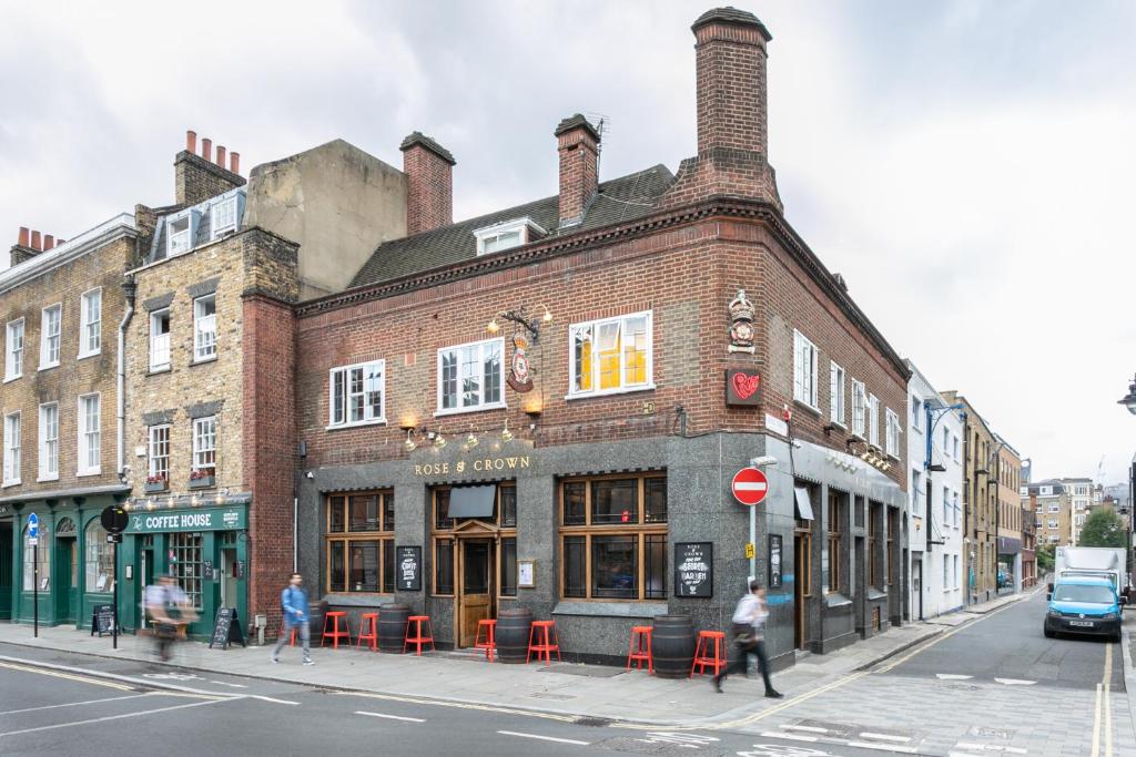 een bakstenen gebouw op de hoek van een straat bij PubLove @ The Rose & Crown in Londen