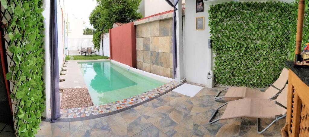 een zwembad in het midden van een gebouw bij Casa con alberca climatizada privada para 8 personas in Emiliano Zapata