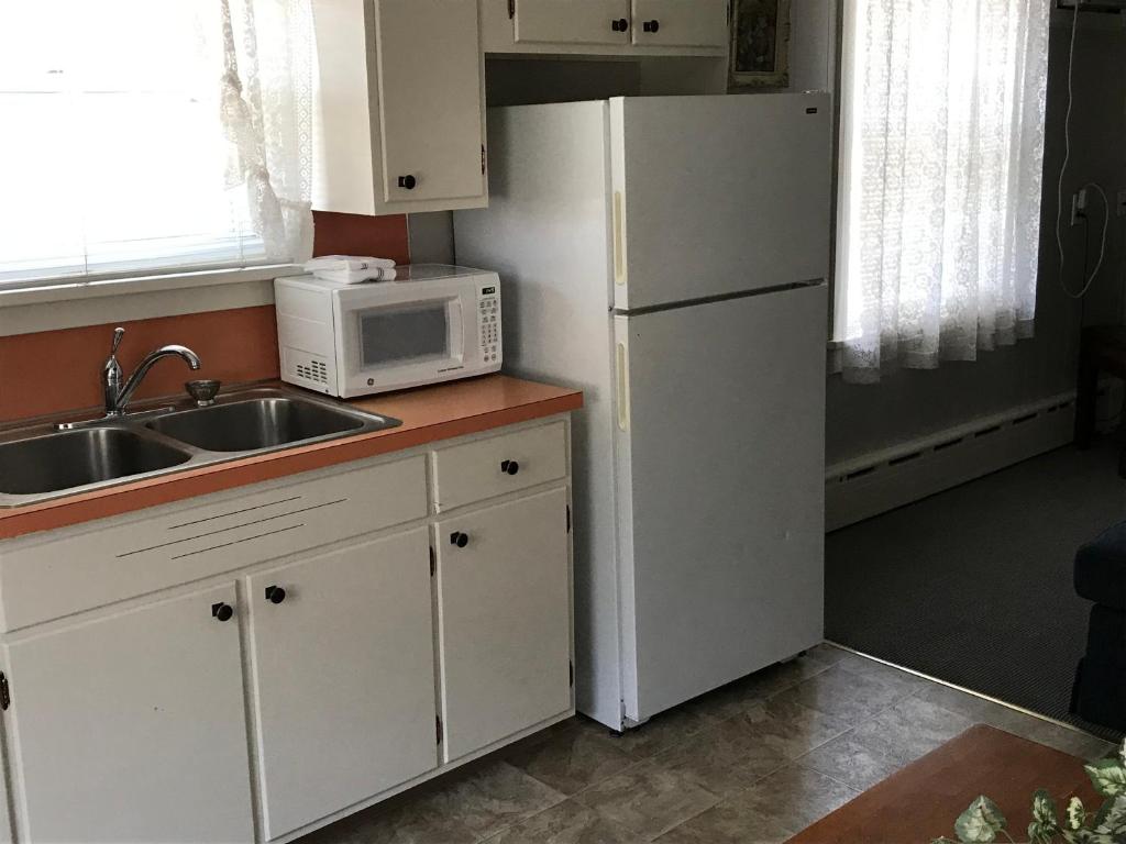 Simmons Motel and Suites photo