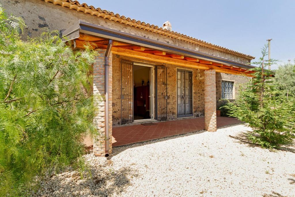 a brick house with an open entry way at Malicodia in Santa Maria di Licodia