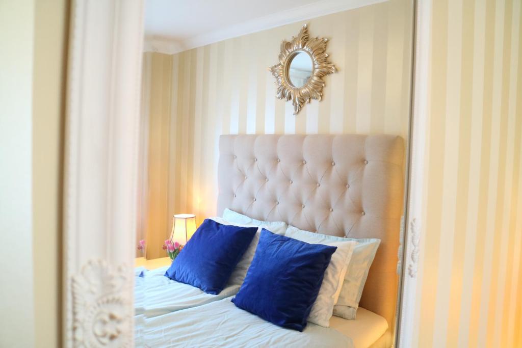 Postel nebo postele na pokoji v ubytování Vänerport Lakefront Hotell