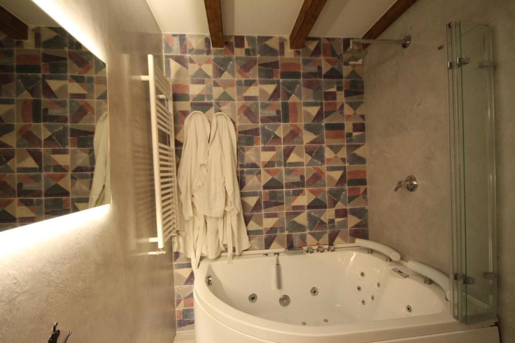 Das Bad ist mit einer Badewanne und einer Dusche ausgestattet. in der Unterkunft La Rosa de los Vientos in Casas del Abad