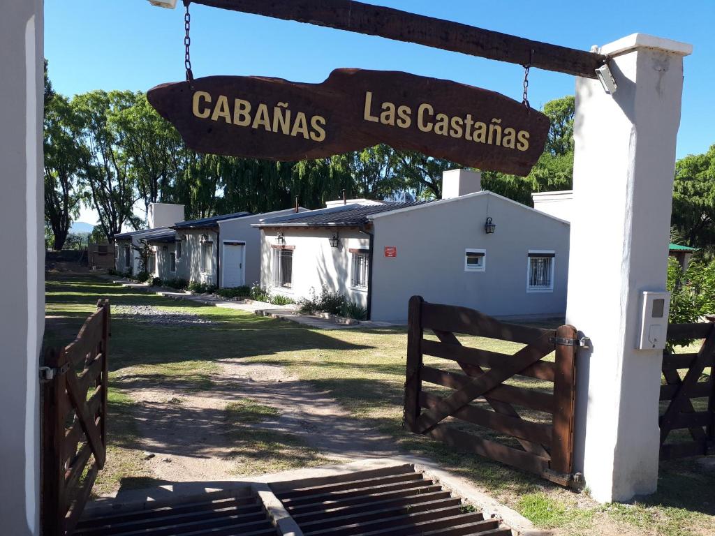 een bord met daarop calandra las casitas hangend aan een hek bij Cabañas Las Castañas in Tafí del Valle