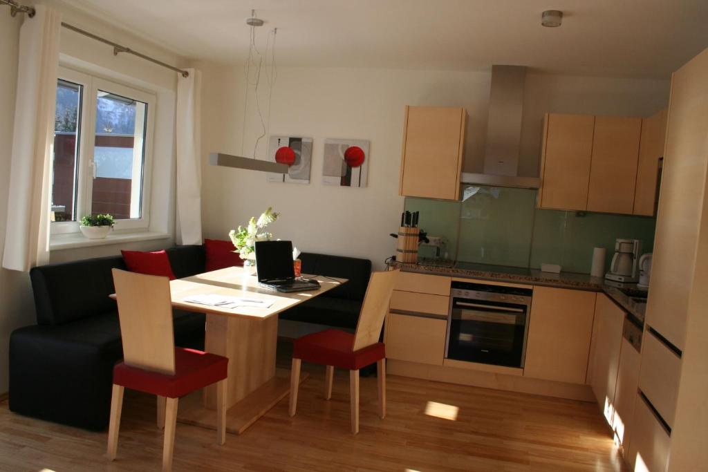 cocina con mesa y sillas en una habitación en Appartement Enns by Schladmingurlaub, en Schladming