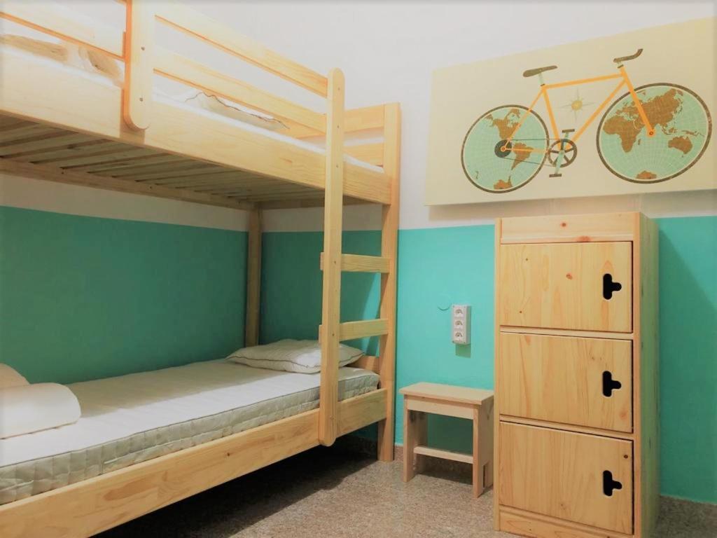 Hostel Vagamundo tesisinde bir ranza yatağı veya ranza yatakları