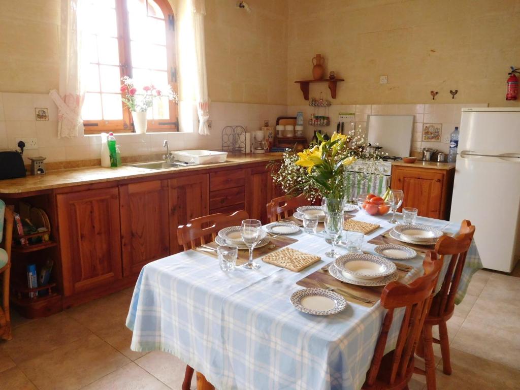 Kuchyň nebo kuchyňský kout v ubytování Gozo Rustic Farmhouse with stunning views and swimming pool