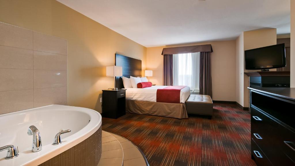 Postel nebo postele na pokoji v ubytování Best Western Plus Red Deer Inn & Suite