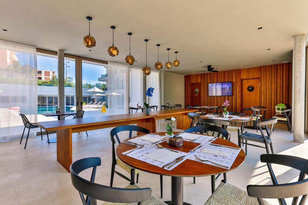 Reštaurácia alebo iné gastronomické zariadenie v ubytovaní Avanti Hotel & Spa