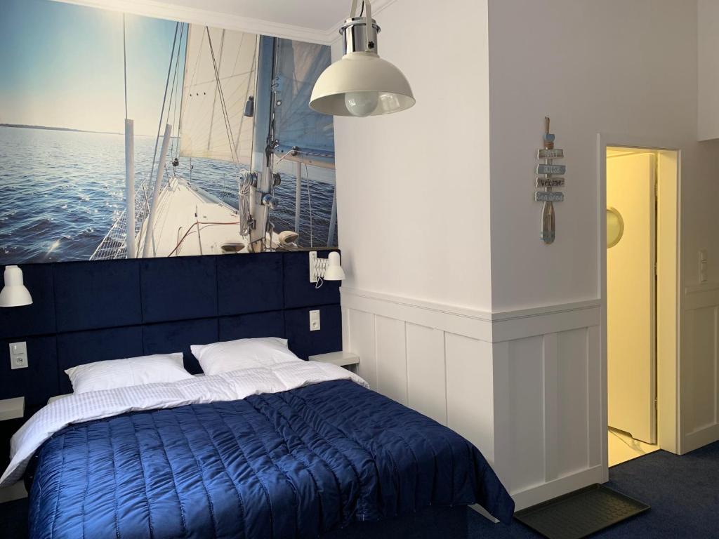 sypialnia z łóżkiem i zdjęciem łodzi w obiekcie Pokoj Pod Żaglami w mieście Gdynia