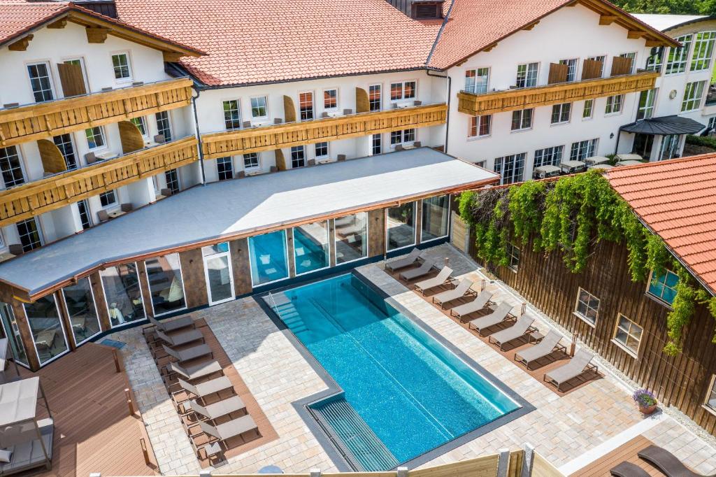 an aerial view of a hotel with a swimming pool at Hanusel Hof in Hellengerst