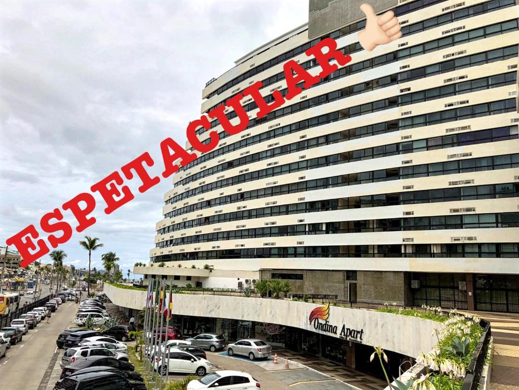 un gran edificio con un cartel en el costado en Ondina Apart, en Salvador