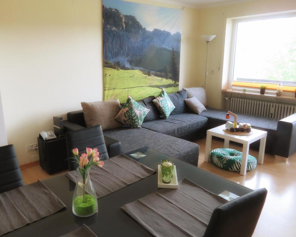 sala de estar con sofá y mesa en Ferienwohnung - Missen-Wilhams Allgäu, en Missen-Wilhams