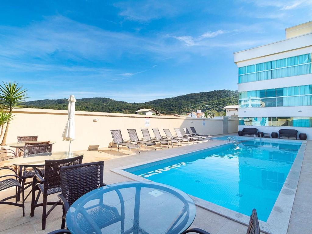  Aluguel Apartamento 2 Dormitórios Para 6 Pessoas com Piscina na Praia Bombas