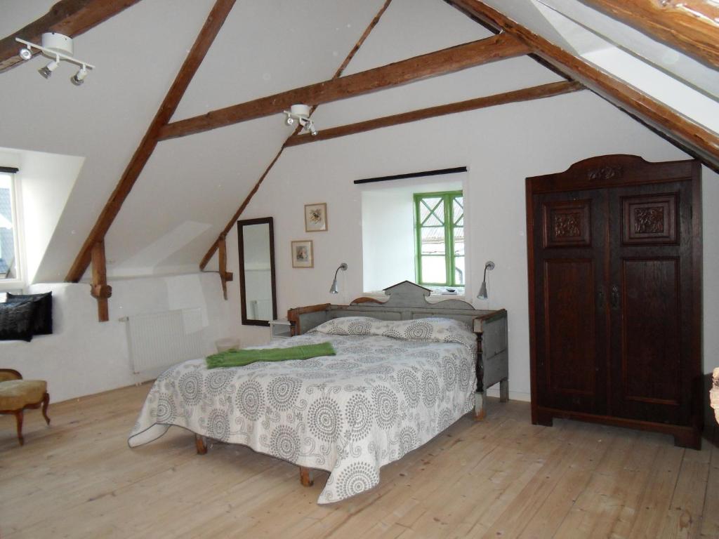 ein Schlafzimmer mit einem Bett im Dachgeschoss in der Unterkunft Mellby Ör Inn in Mellby