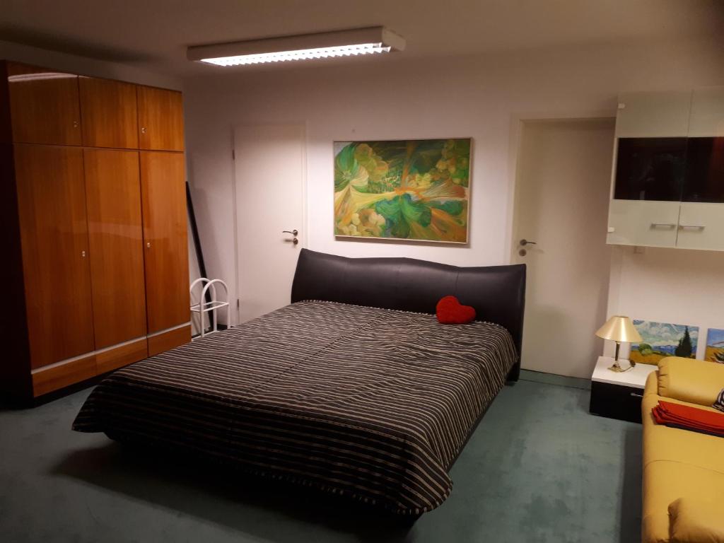 een slaapkamer met een bed met een rood kussen erop bij 4you in Berlijn