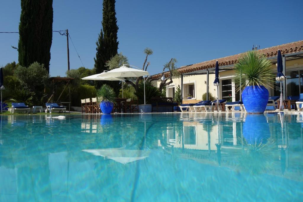 ル・カステレにあるlocation Villa avec piscine chaufféeの青い花瓶が咲くスイミングプール、