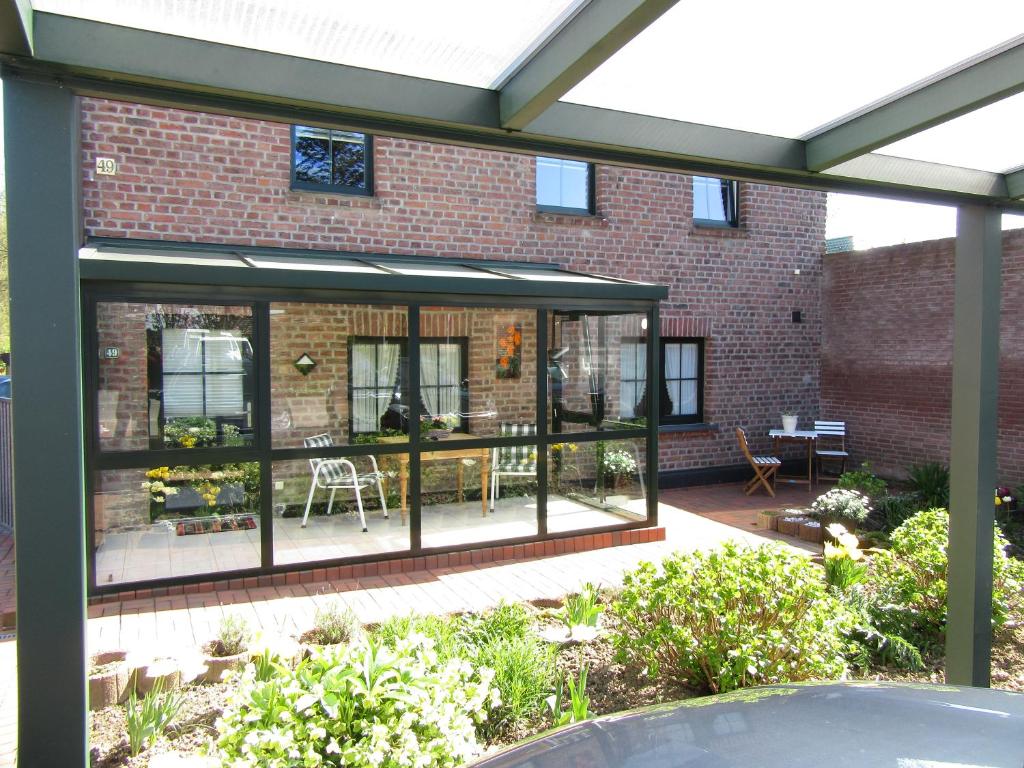 an extension of a brick building with a patio at Haus Jansen in Korschenbroich