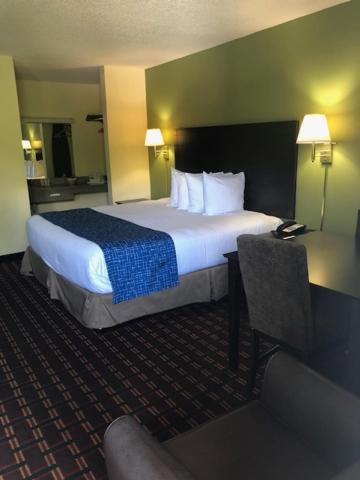 Travelodge by Wyndham Clarksville - King Room - Non-Smoking