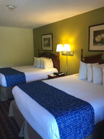 Travelodge by Wyndham Clarksville - Queen Room With Two Queen Beds - Non-Smoking