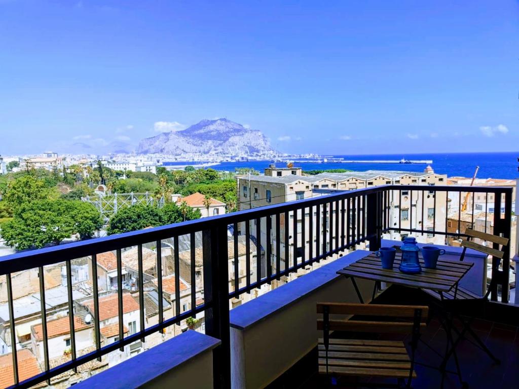 balcón con mesa y vistas al océano en CasaMare Sant'Erasmo Apartment, en Palermo