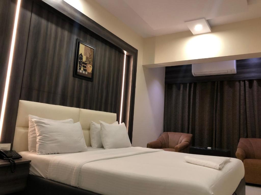 Postel nebo postele na pokoji v ubytování Hotel Avon Ruby Dadar