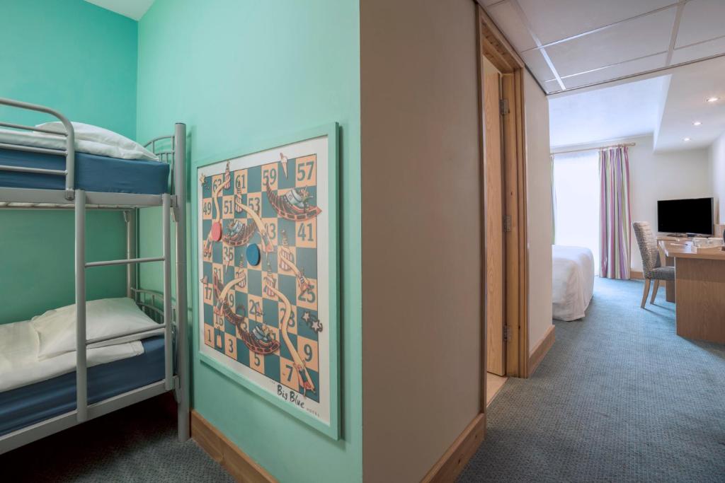 
Family Room (2 Adults + 2 Children)
