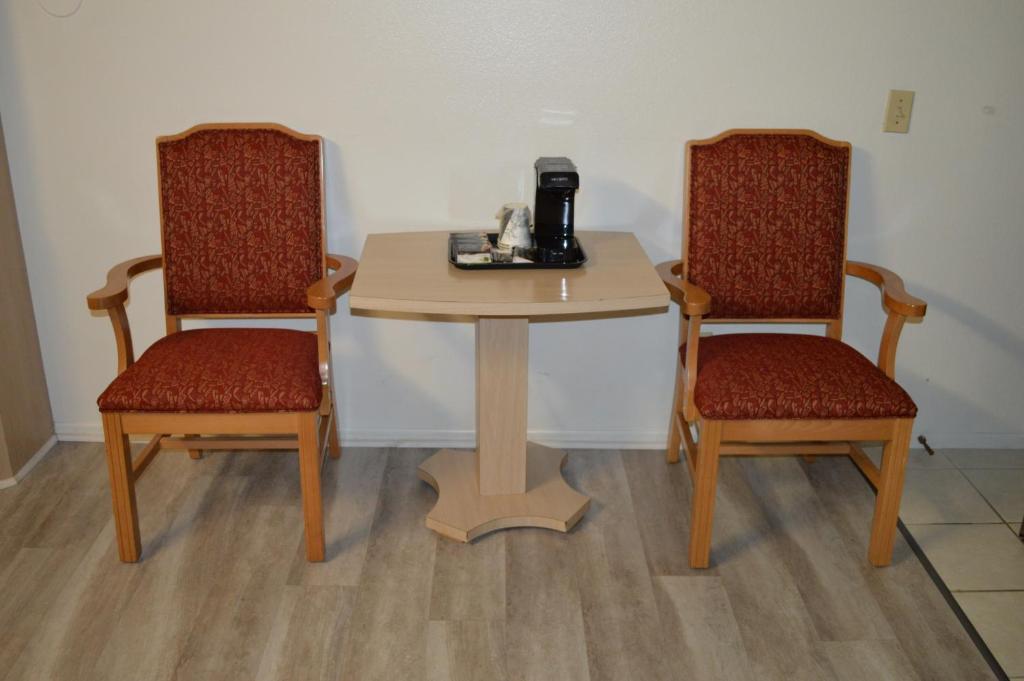 Jolly Roger Hotel - Queen Room - Non-Smoking