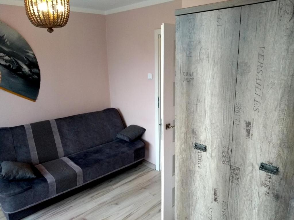 sala de estar con sofá y puerta corredera en Mieszkanie 2 pokoje ul. Skrzetuskiego LSM Lublin, en Lublin