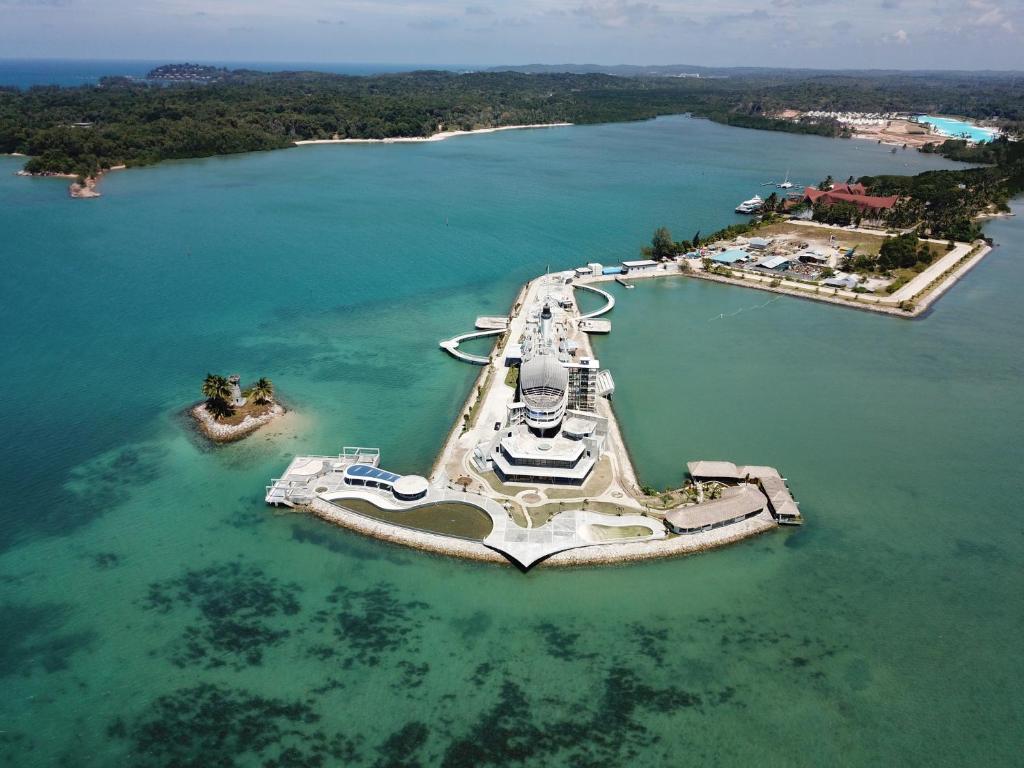 uma vista aérea de uma pequena ilha na água em Doulos Phos The Ship Hotel em Lagoi