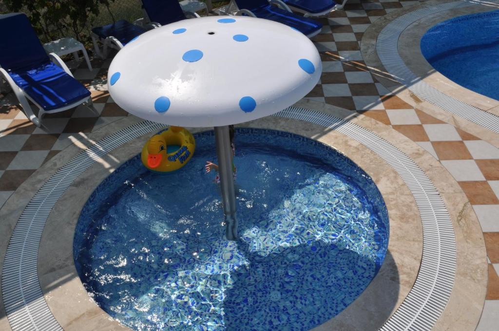 Bazén v ubytování Yavuzhan Hotel nebo v jeho okolí
