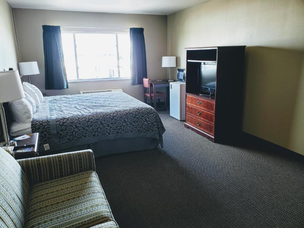 Postel nebo postele na pokoji v ubytování Days Inn & Suites by Wyndham of Morris