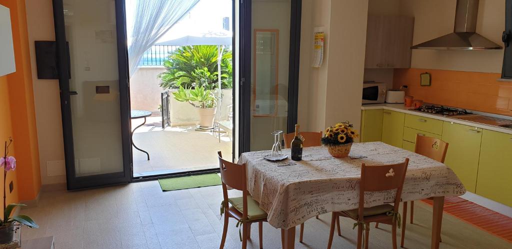 タオルミーナにあるAppartamento Arancione Taorminaのキッチン(テーブル、椅子付)、眺めの良いキッチン