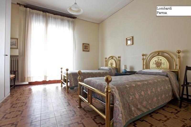 1 Schlafzimmer mit 2 Betten und einem Fenster in der Unterkunft Lombardi Ramazzini in Parma