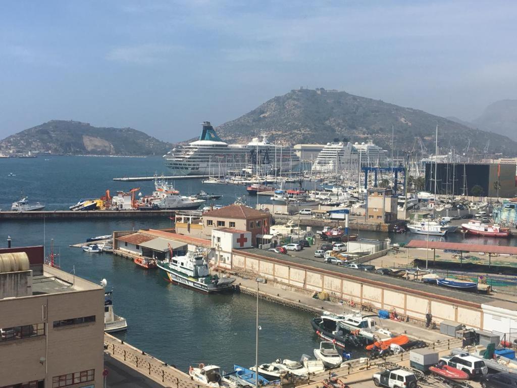 een uitzicht op een haven met boten in het water bij alojamiento vistas al mar in Cartagena