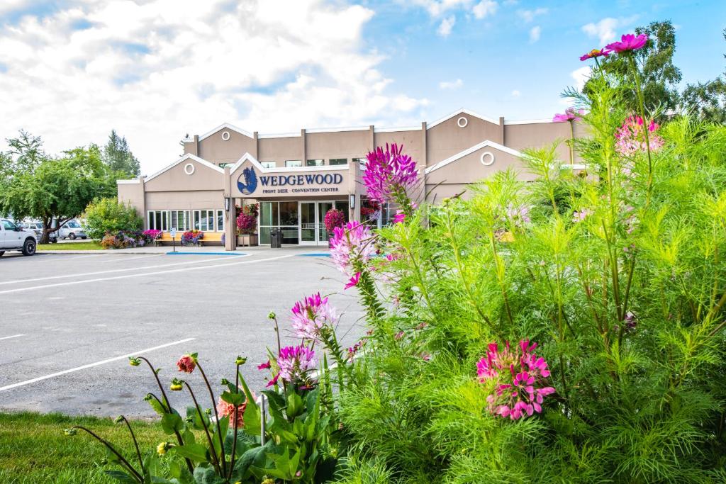 a store front with flowers in front of it at Wedgewood Resort in Fairbanks