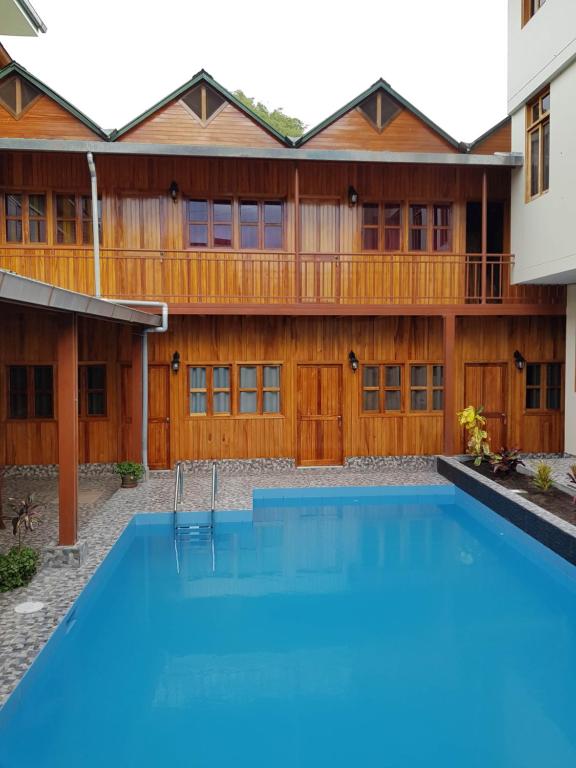 ein Pool vor einem Haus in der Unterkunft Hostal La Maison Canadiense in San Ramón