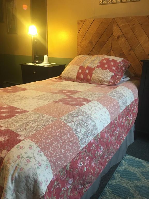 Postel nebo postele na pokoji v ubytování FireWeed RoadHouse