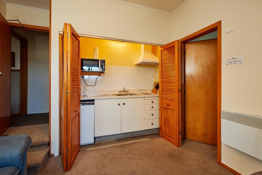 
Queen Room with Kitchenette Facilities - 4
