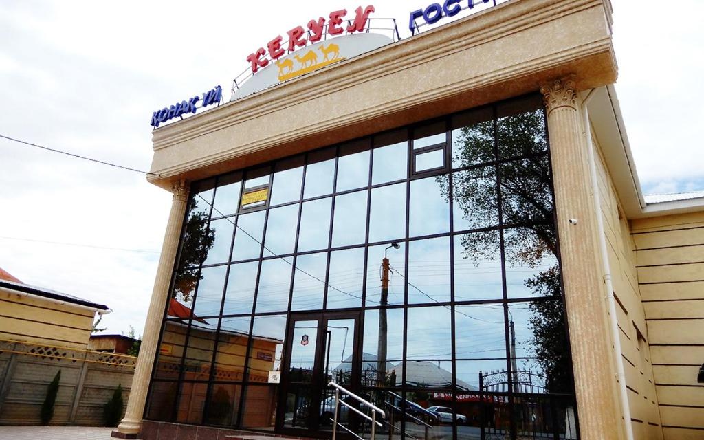 une façade de magasin avec une grande fenêtre en verre dans l'établissement Keruen, à Taraz