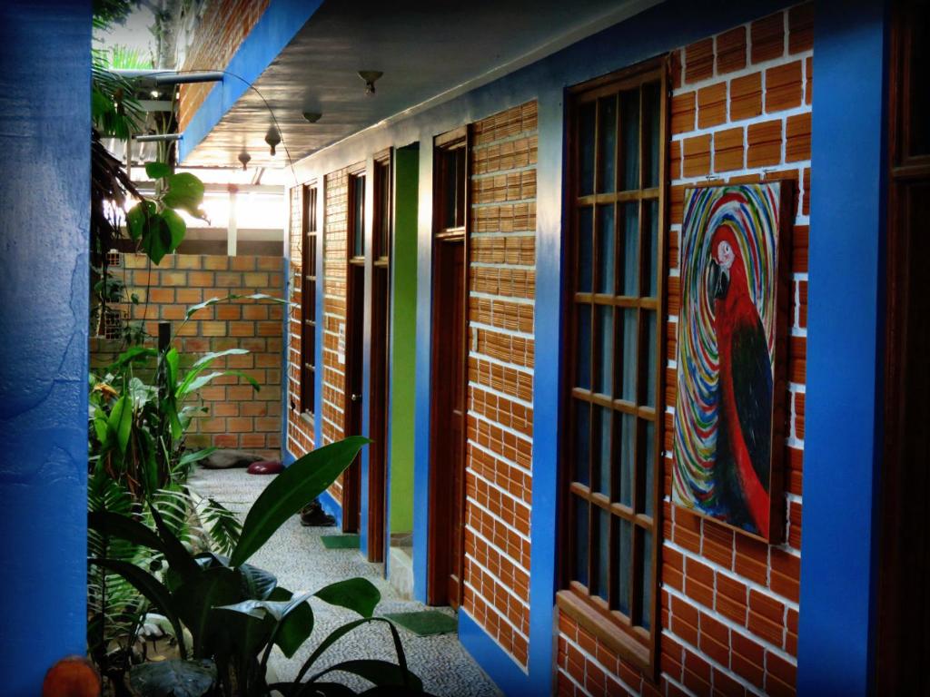 Hospedaje Purma Wasi في تارابوتو: مدخل منزل به لوحة على الحائط