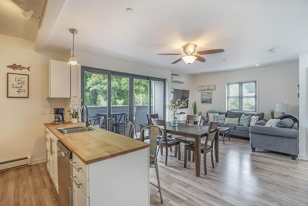 Downtown Saugatuck Condo with a Water Front View, Saugatuck (updated