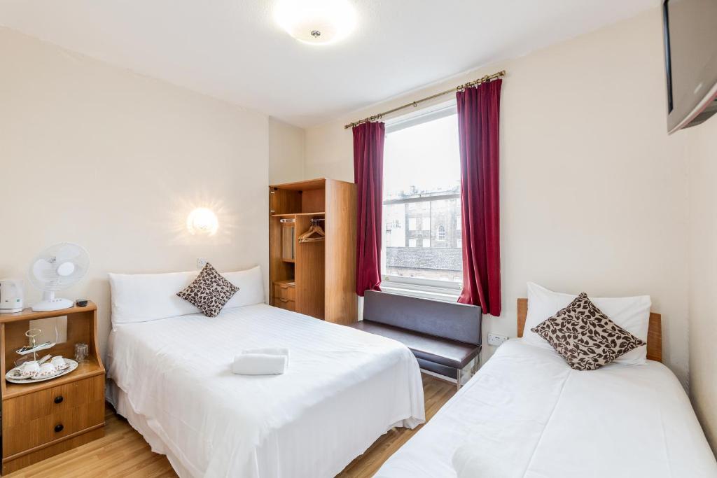 Postel nebo postele na pokoji v ubytování Russell Square Hotel
