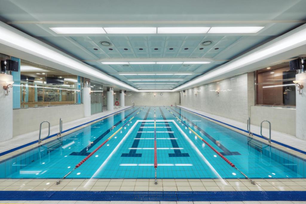 A piscina localizada em Seoul Riviera Hotel ou nos arredores