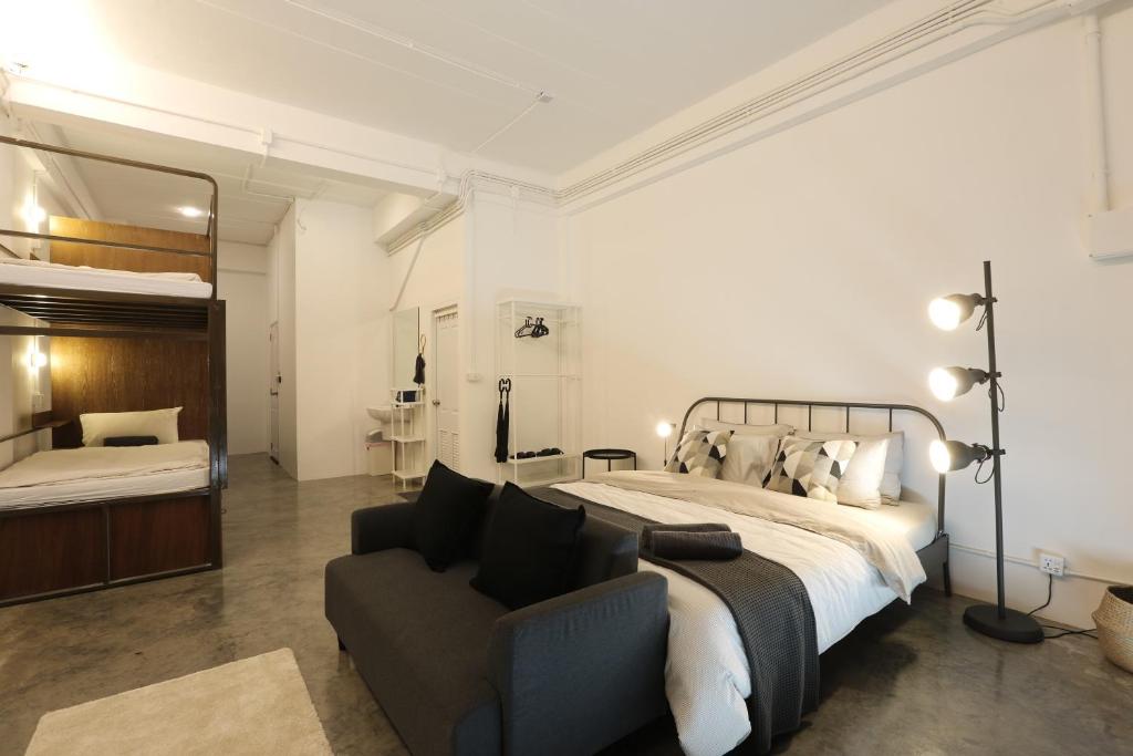 una camera con un grande letto e un divano di Loft Series by Pak-Up a Krabi town