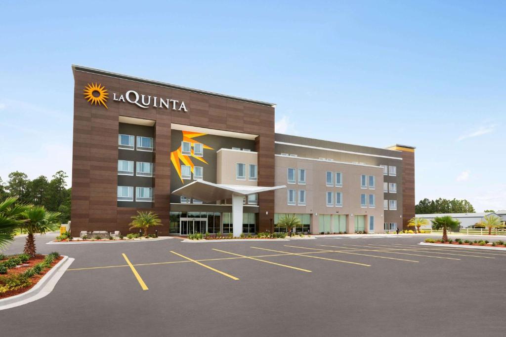 a rendering of a hotel with a parking lot at La Quinta Brunswick/Golden Isles in Brunswick
