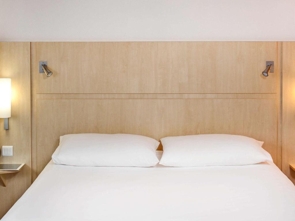 Postel nebo postele na pokoji v ubytování ibis Clermont Ferrand Montferrand