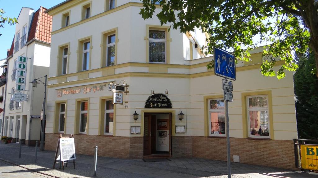 budynek na rogu ulicy w obiekcie Hotel "Zur Post" w mieście Spremberg
