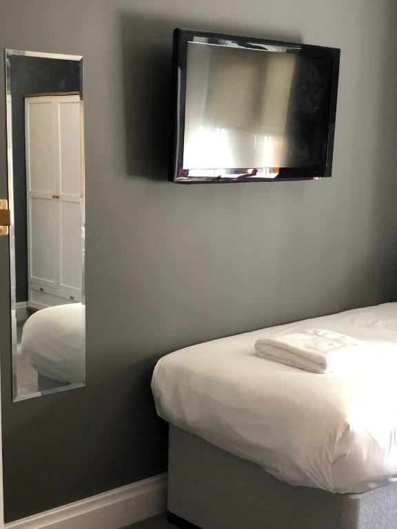 a mirror in a room with two beds and a mirror at B+B York in York