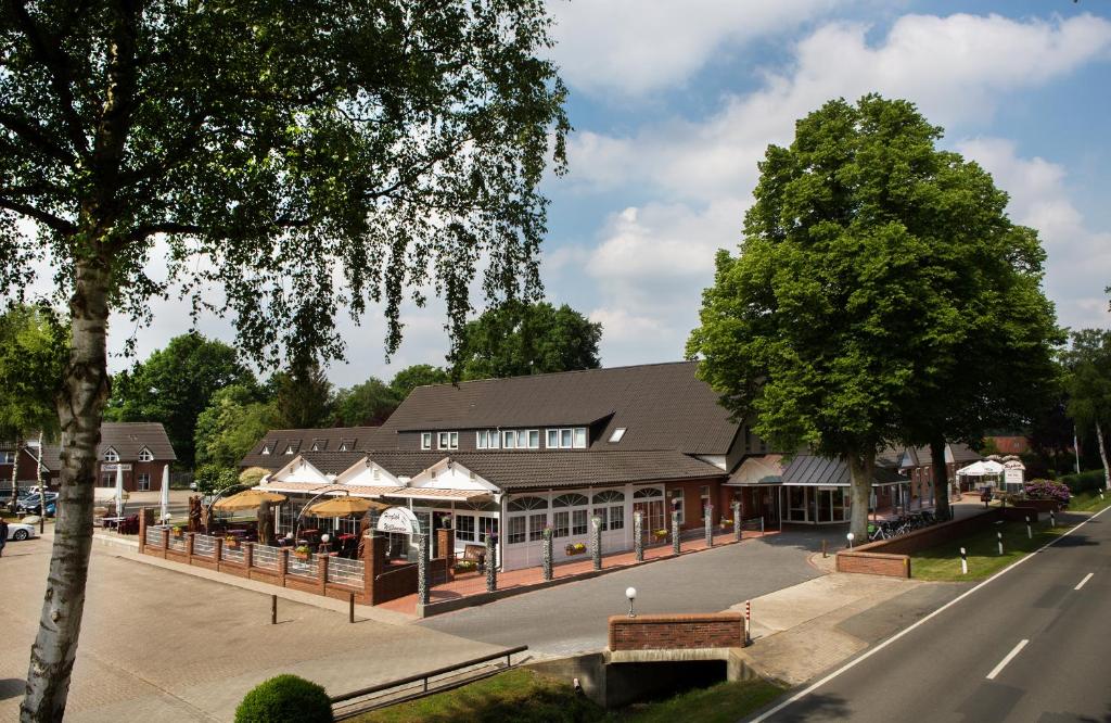 un bâtiment situé sur le côté d'une rue dans l'établissement Hotel Ripken, à Kirchhatten